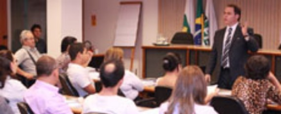 Eduardo Pastore aplica curso a associados do SIAB na Fibra