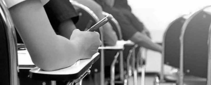 Crise do livro didático mostra um país com prioridades erradas